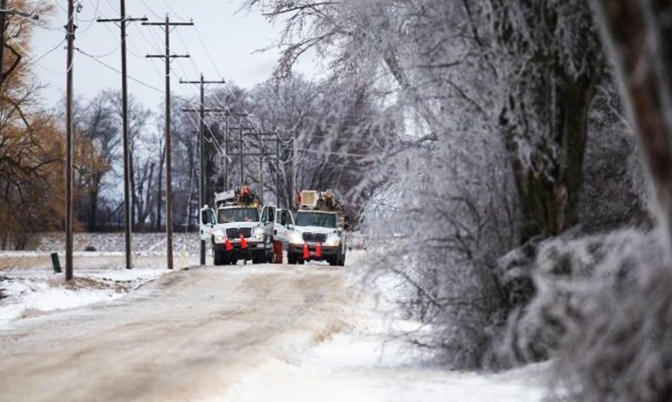 加拿大东部地区被冰雨覆盖、撞车、停电…