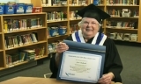 加拿大92岁老奶奶拿到高中毕业证书