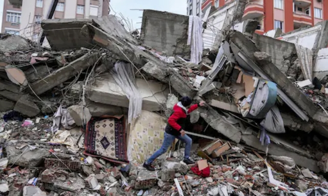 土耳其大地震3703人丧生  遇难人数继续增加