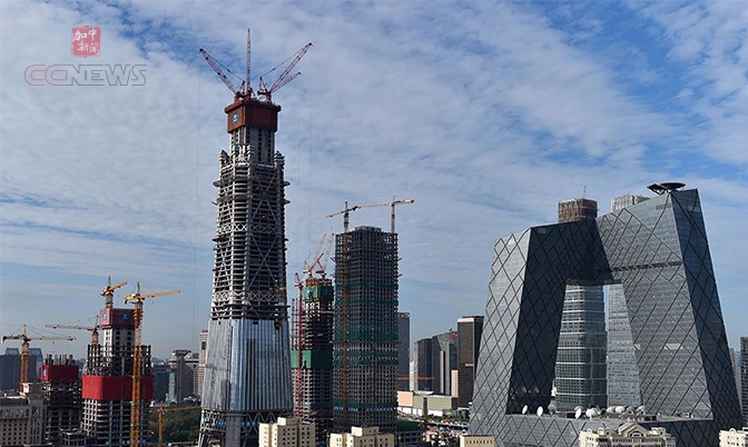 北京第一高楼“中国尊”日前顺利封顶