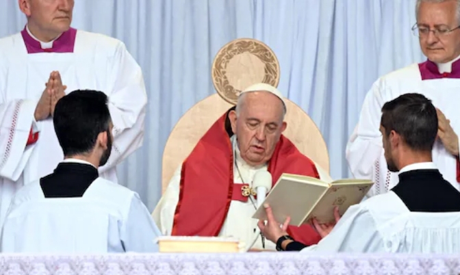 罗马天主教皇在埃德蒙顿主持大型露天弥撒