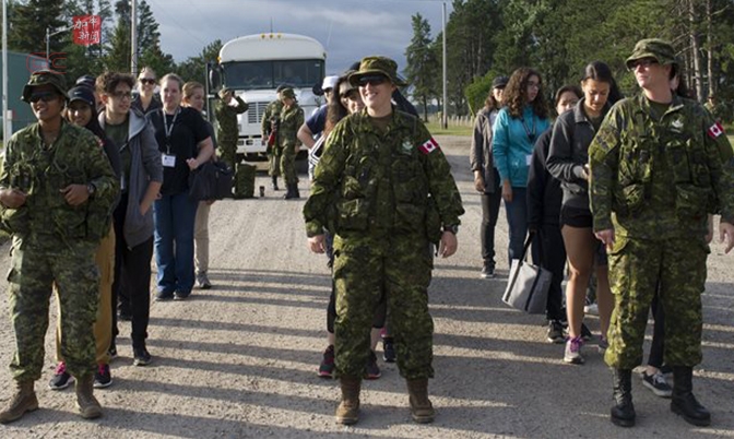 加拿大军队开设让女大学生体验军旅生活项目