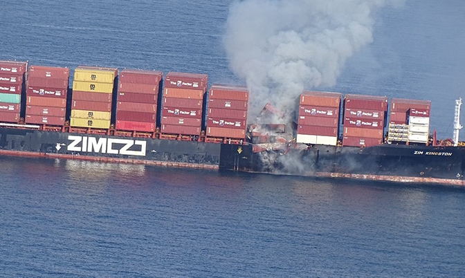 加拿大海域一载有化学品货船起火 释放有毒气体