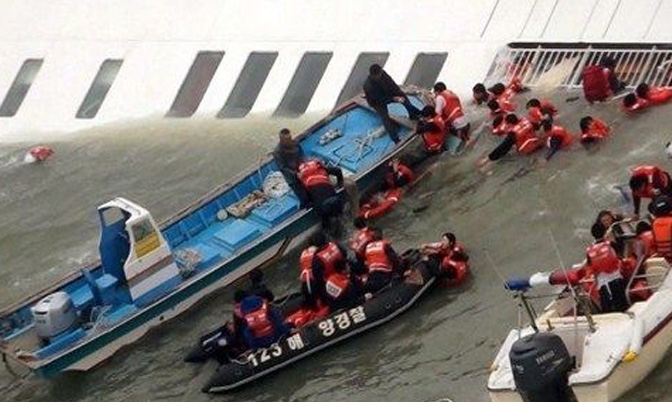 韩沉船船长称没脸见家属 未回记者提问