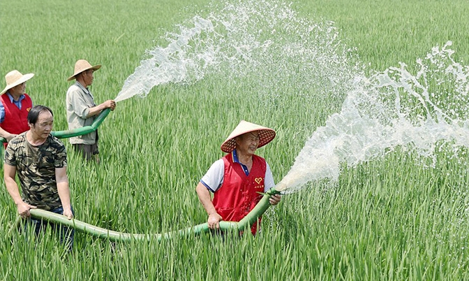 中国各地全力抗旱保民生保生产