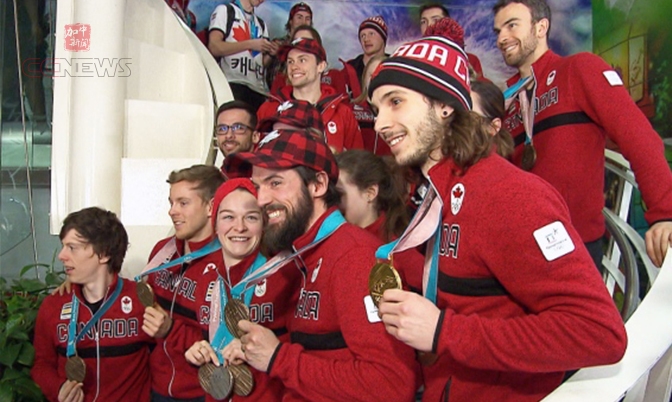 加拿大奥运选手回国  蒙特利尔机场受欢迎