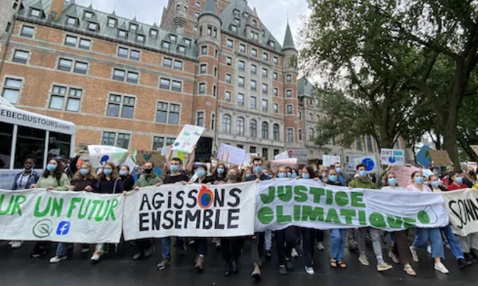 魁北克年轻人对生态环境焦虑举行气候大游行