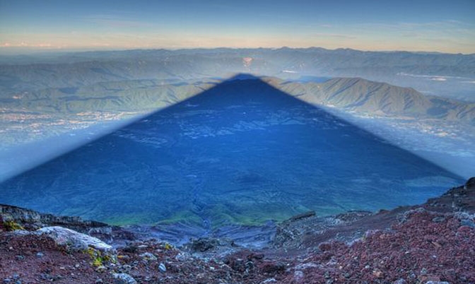 日出：富士山投下24公里长巨大阴影