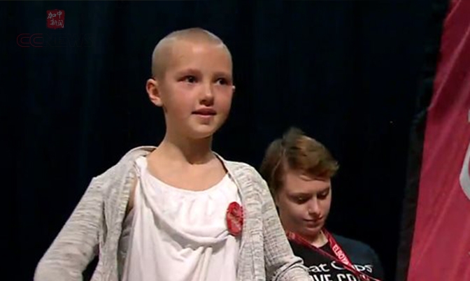 加国9岁女孩为患癌症的哥哥剃光头捐款