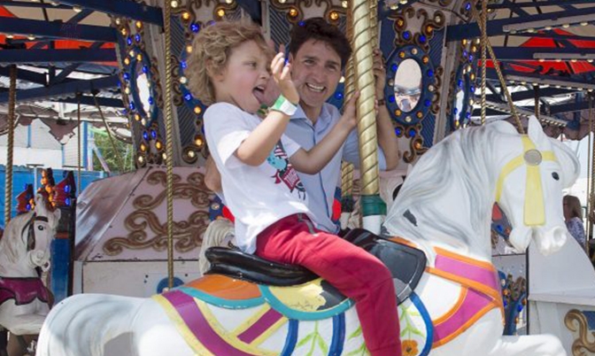 自由党承诺提高儿童福利金 延长儿童领养假