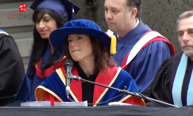 莎拉在西门菲沙获博士学位毕业典礼上的演唱