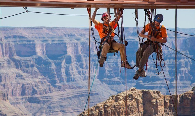 美国大峡谷玻璃桥“搞卫生” 工人悬吊千米高空