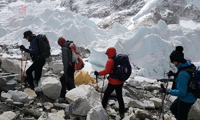 万锦多福医院攀珠峰登山队抵达珠峰大本营