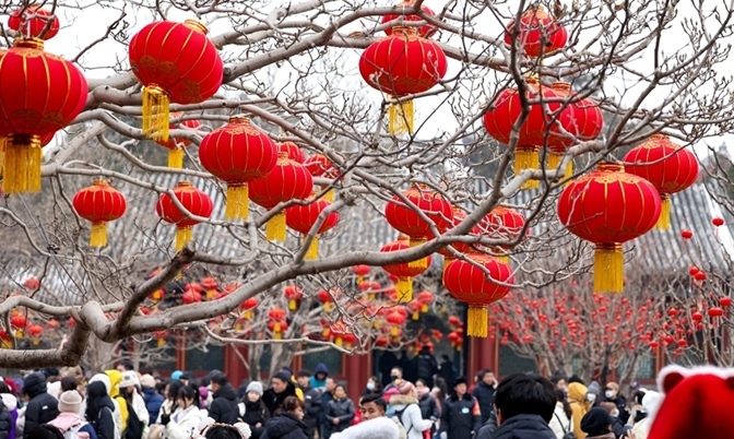 北京颐和园悬挂红灯笼营造出春节氛围