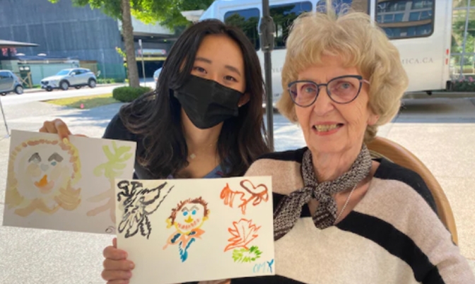 华裔少女发起&quot;青年艺术行动&quot;以绘画陪伴安老院老人